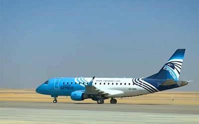 Letoun Embraer 170 společnosti Egyptair Express na novém letišti Sphinx international (zdroj: Sada Elbalad/YouTube)