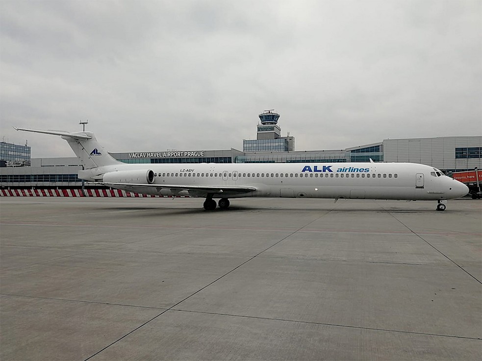 McDonnell Douglas MD-82 bulharské společnosti ALK Airlines na ruzyňském letišti (foto: Centaureax)