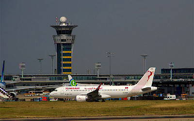 Kontrolní věž na pařížském letišti Orly (foto: Habib M’henni/Wikimedia Commons - CC BY 4.0)