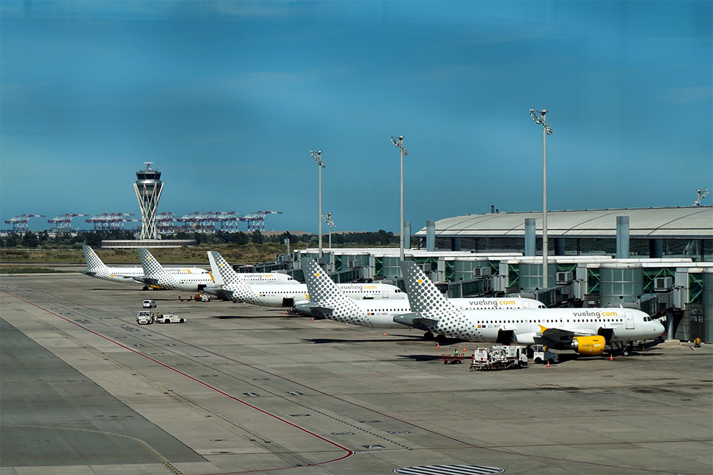 Letouny španělské společnosti Vueling na mezinárodním letišti El Prat v Barceloně (foto: Matt Kieffer/Wikimedia Commons - CC BY-SA 2.0)