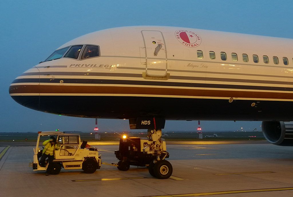 Boeing 757-200 španělské společnosti Privilegy Style opatřený logem Slavie (foto: Centaureax)