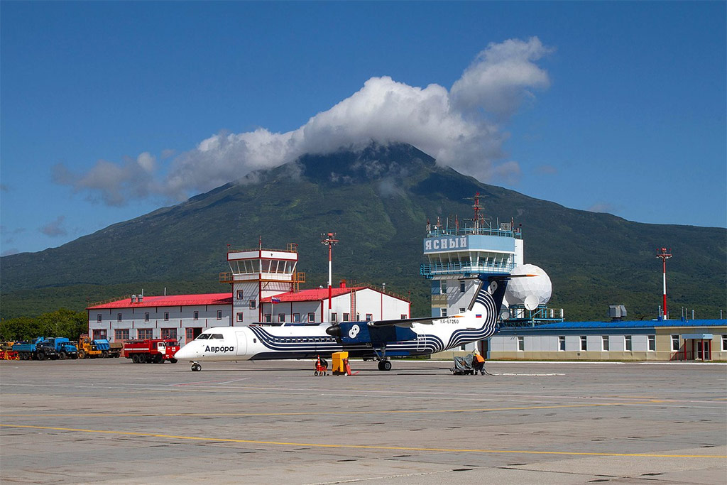 Dash 8-400 společnosti Aurora na letišti Jasnyj na Kurilském ostrově Iturup (foto: Vera.vvo/Wikimedia Commons - CC BY-SA 4.0)