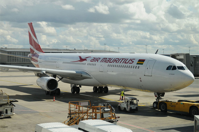 Airbus A340-300 společnosti Air Mauritius na pařížském letišti Charlese de Gaulla (foto: Citizen59/Wikipedia Commons - CC BY-SA 2.0)